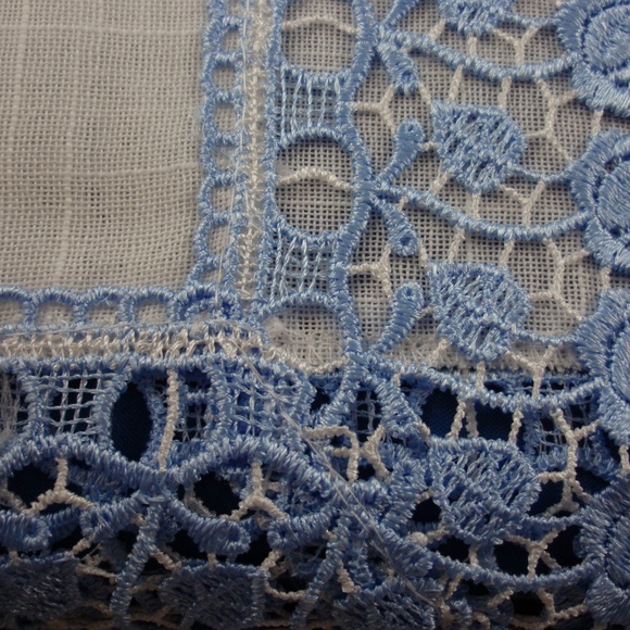 NEW Tablecloth BLUE LACE ROSE, Linen-look Square - Picture 4 of 6